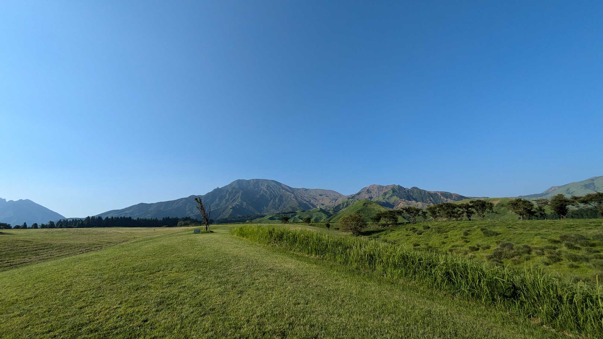 阿蘇山と草原の風景