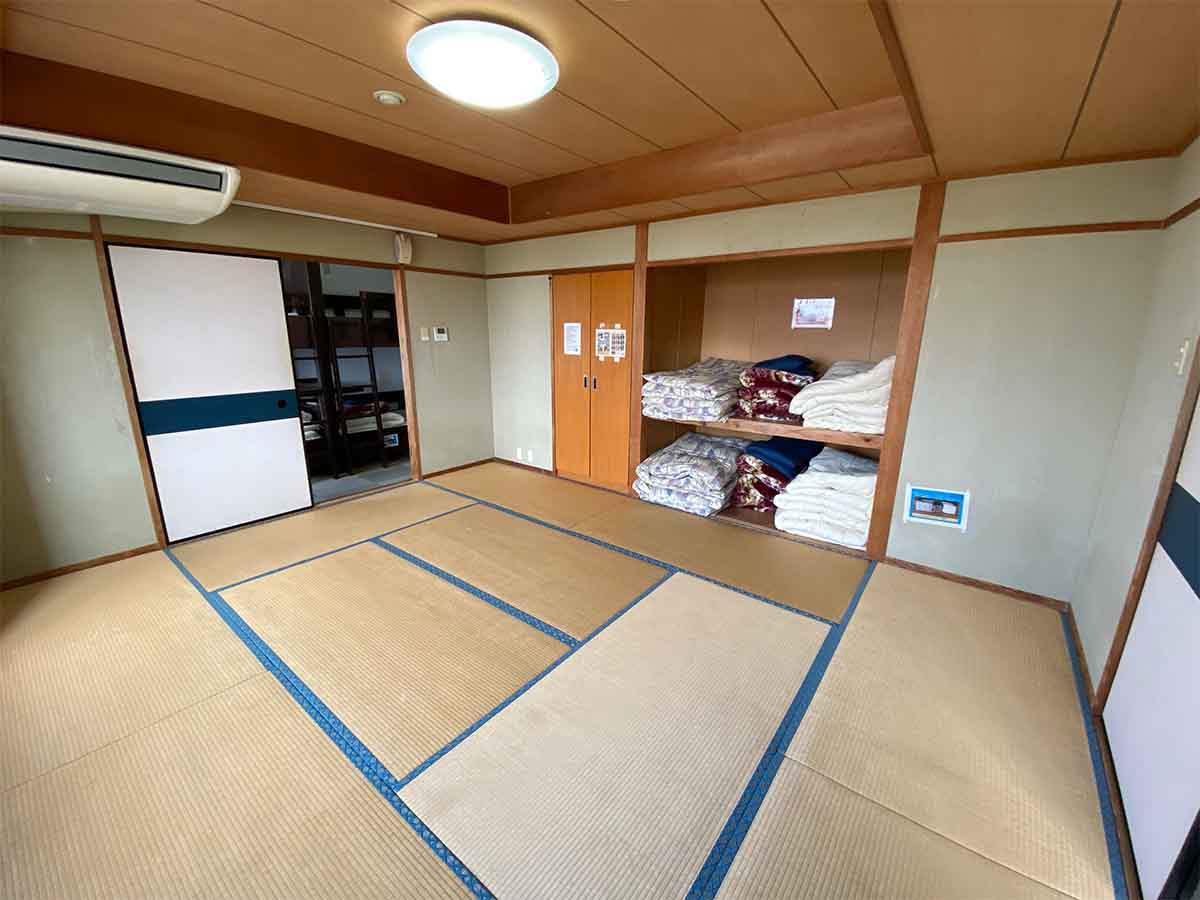 12人用宿泊室の室内
